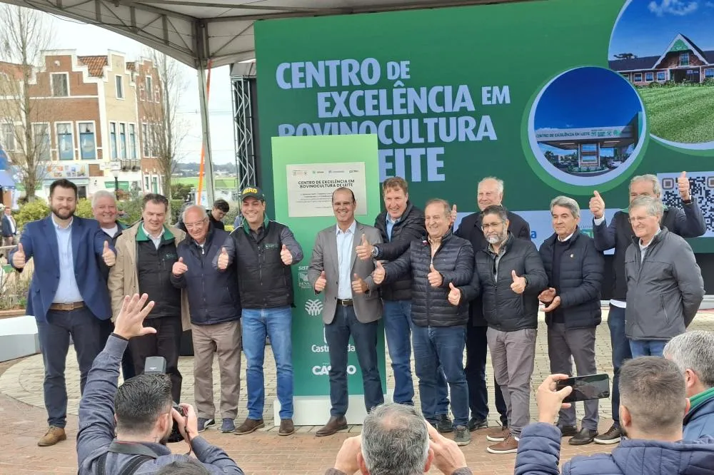 Autoridades lançam a pedra fundamental do Centro de Excelência em Leite durante a Agroleite, em Castro (PR). Foto Toninho Anhaia