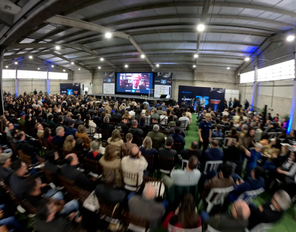 Palestra de Paulo Guedes no Agroleite bate recorde de público e reforça protagonismo do Brasil no cenário global 