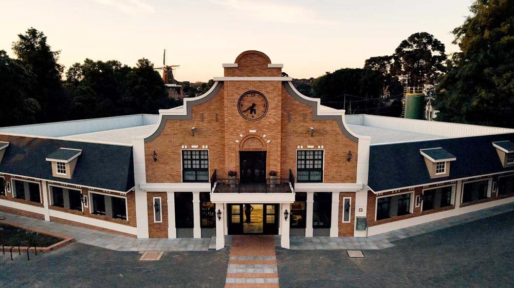 A estrutura tem um estilo único, com uma mistura de elementos que remetem às construções na Holanda..