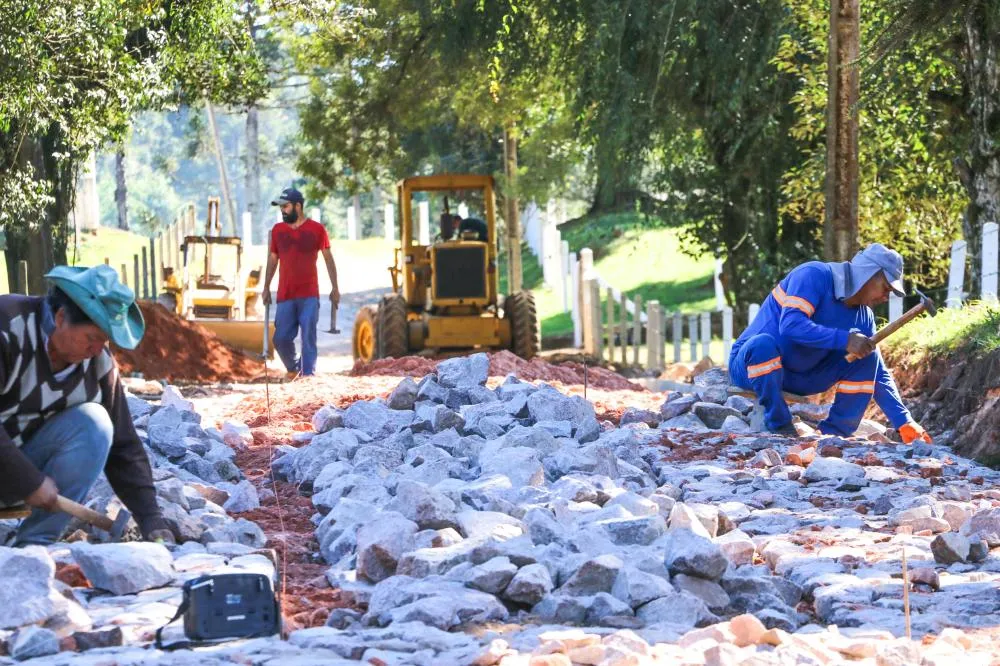 Via do bairro Santa Leopoldina começou a ser pavimentada nesta semana. Outras vilas contempladas são: Tronco, Itaponhacanga e Cercado Divulgação/Daniel Calvo) 