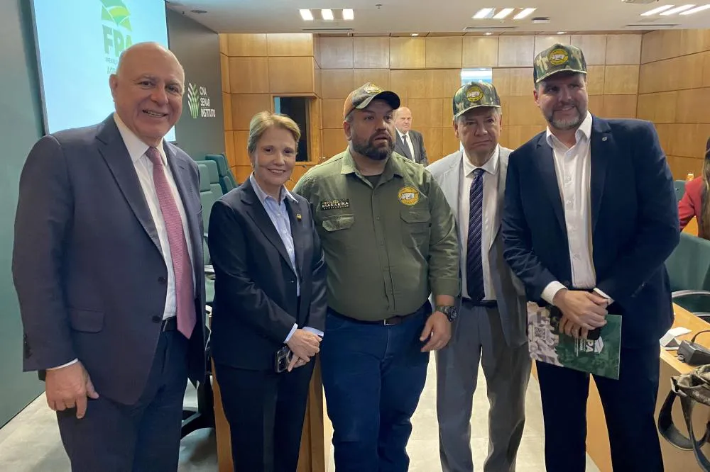 Junto a outros deputados da bancada que preside no Congresso Nacional, Lupion recebeu e ouviu com preocupação a exposição do caçador e pesquisador Rafael Salerno
