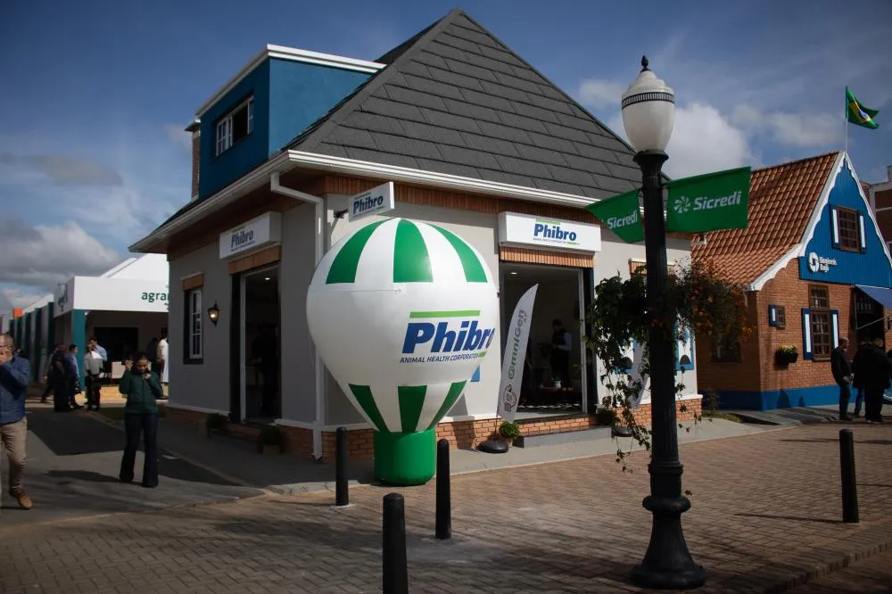 Phibro Saúde Animal destaca tecnologia Omnigen na 25ª Agroleite em Castro-PR