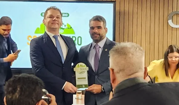 O juiz Antônio Bochenek, da 2ª Vara Federal de Ponta Grossa (PR), recebe o Prêmio Solo Seguro por sua iniciativa inovadora que pacificou um conflito de reforma agrária em Castro.