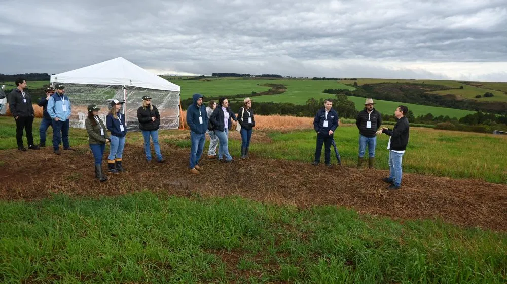 Produtores e acadêmicos acompanham demonstrações sobre conservação do solo e da água na Fazenda Escola Capão da Onça. Crédito da Foto: Toninho Anhaia
