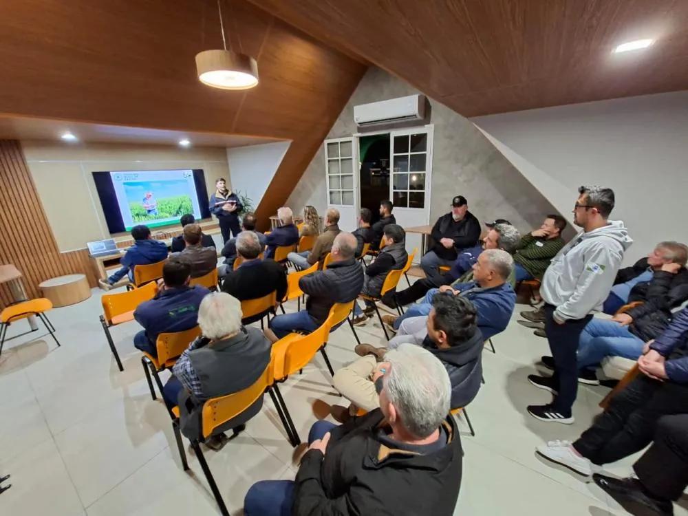 Lideranças rurais, gestores públicos e parlamentares se reuniram em Castro para debater políticas ambientais e desenvolvimento sustentável. Crédito da Foto: Toninho Anhaia