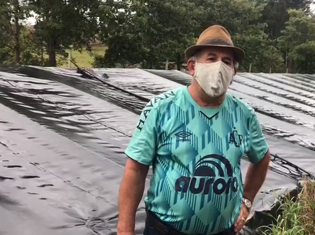 Agricultor Roque Gasparetto usa água da cisterna em seu aviário