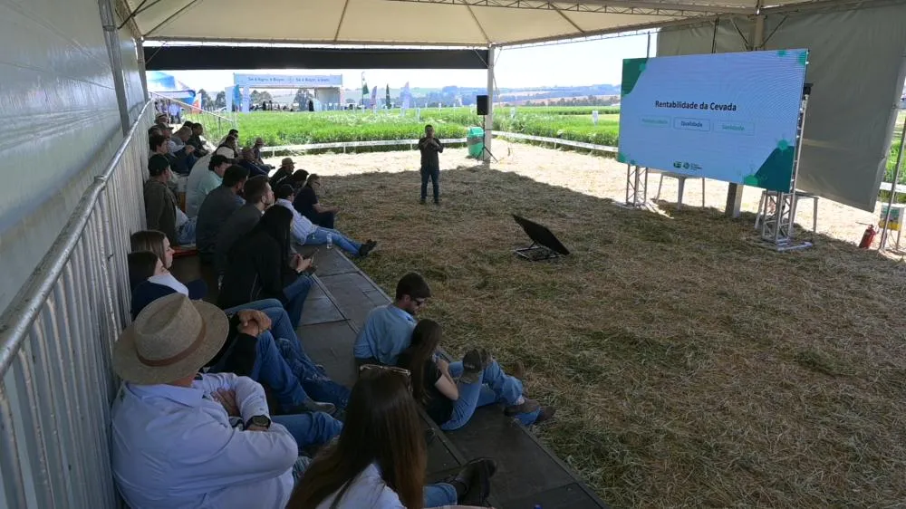 Pesquisadores, produtores e empresas reunidos no Show Tecnológico de Inverno da Fundação ABC, em Ponta Grossa (PR). Foto Toninho Anhaia