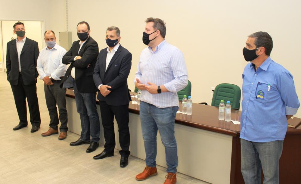 Solenidade de posse contou com a presença do secretário Covatti Filho e do secretário adjunto Luiz Fernando Rodrigues - Foto: Sérgio Pereira/Irga