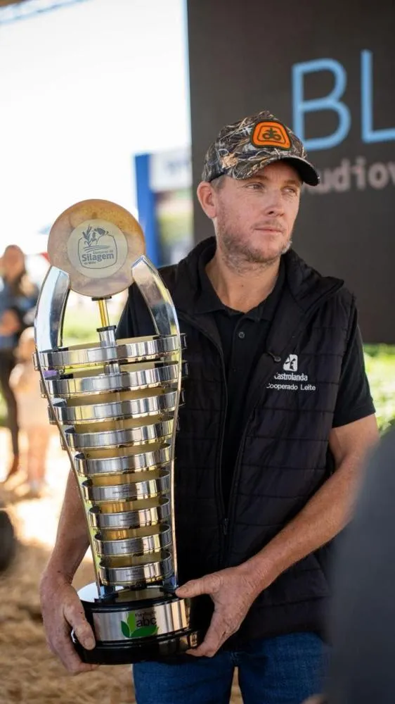 O cooperado da Castrolanda, Everson Rentz, conquistou o primeiro lugar no 16º Concurso de Silagem de Milho, trazendo o troféu de volta para a cooperativa, onde permanecerá por um ano.