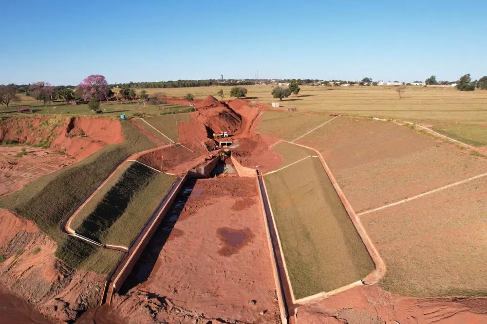A obra de controle e recuperação da erosão no Emissário Água da Mina, em Loanda, no Noroeste do Paraná, alcançou neste mês 68% de execução. Foto: Prefeitura de Loanda