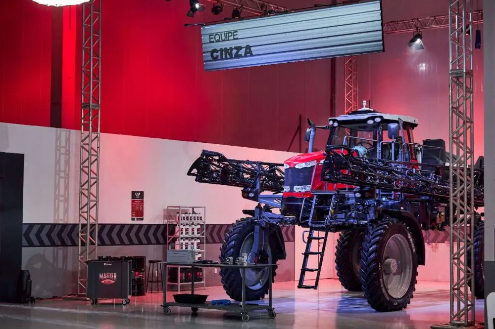 Mecânicos serão desafiados em provas práticas com o pulverizador MF 500R, um dos equipamentos mais tecnológicos da marca