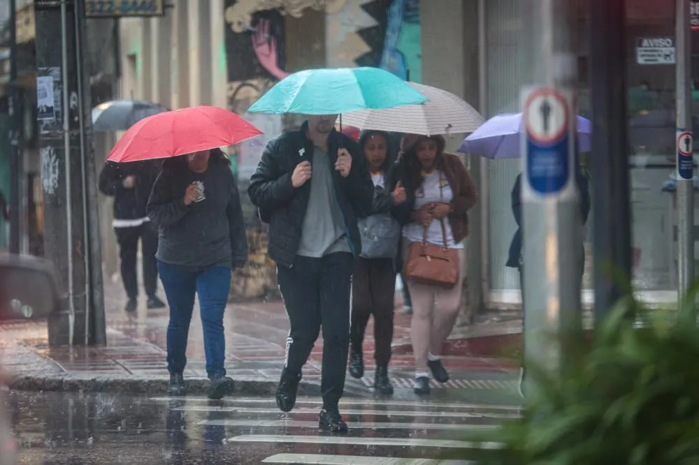 Rajadas de vento e muita chuva: última frente fria do inverno impactou o Paraná Foto: Geraldo Bubniak/AEN