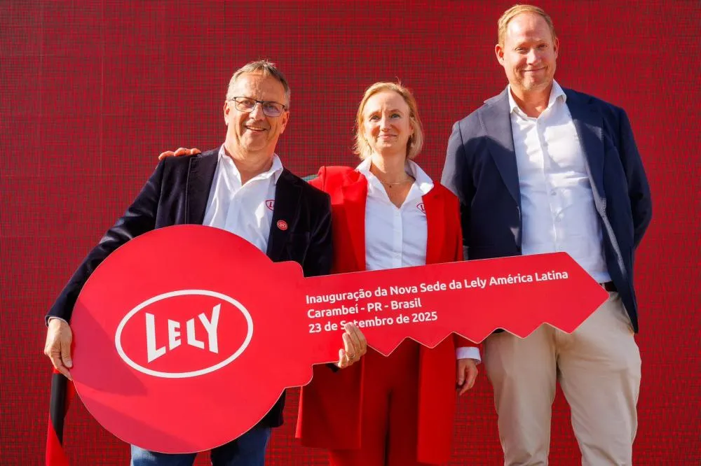 Autoridades, produtores e executivos celebram a inauguração da sede da Lely em Carambeí. Crédito da Foto: assessoria