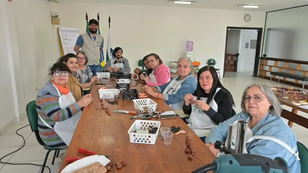 Participantes do curso de biojoias em Castro exibem peças produzidas com sementes naturais. Crédito da Foto: Toninho Anhaia