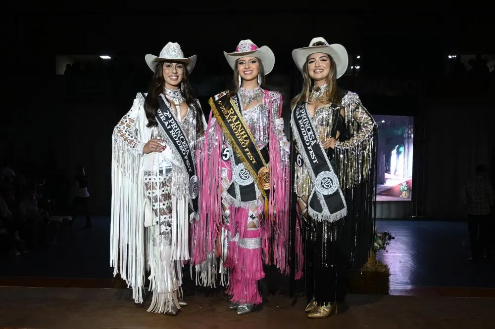 A jovem Isabella Moreira Rolim foi coroada Rainha do 4º Piraí Rodeo Fest na noite de sábado, 4 de outubro