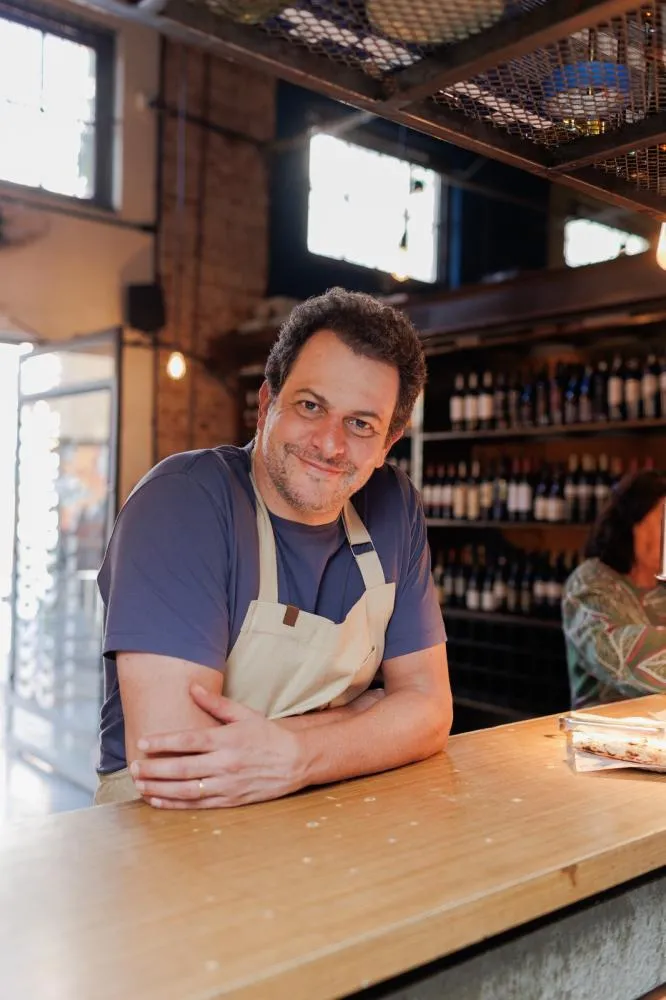Beto Madalosso, leva adiante legado em uma nova dimensão, que conecta Curitiba ao cenário gastronômico nacional.
