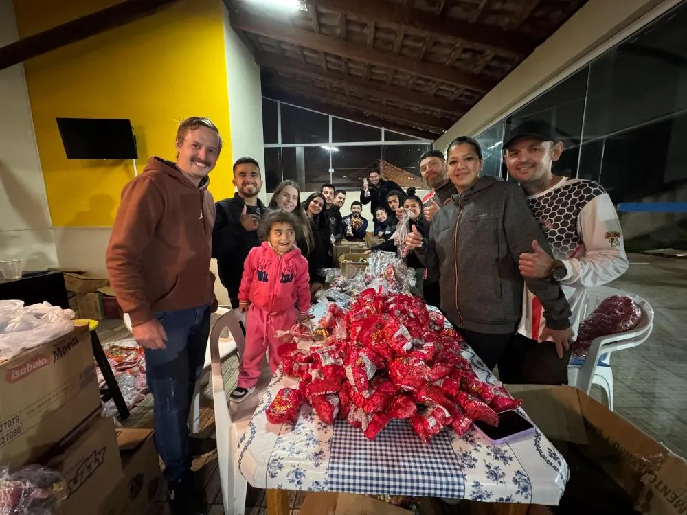 Ação social no Dia das Crianças é organizada por equipe que tem 260 motoentregadores em Castro (Imagens: Divulgação/Ubiratan Debetil) 