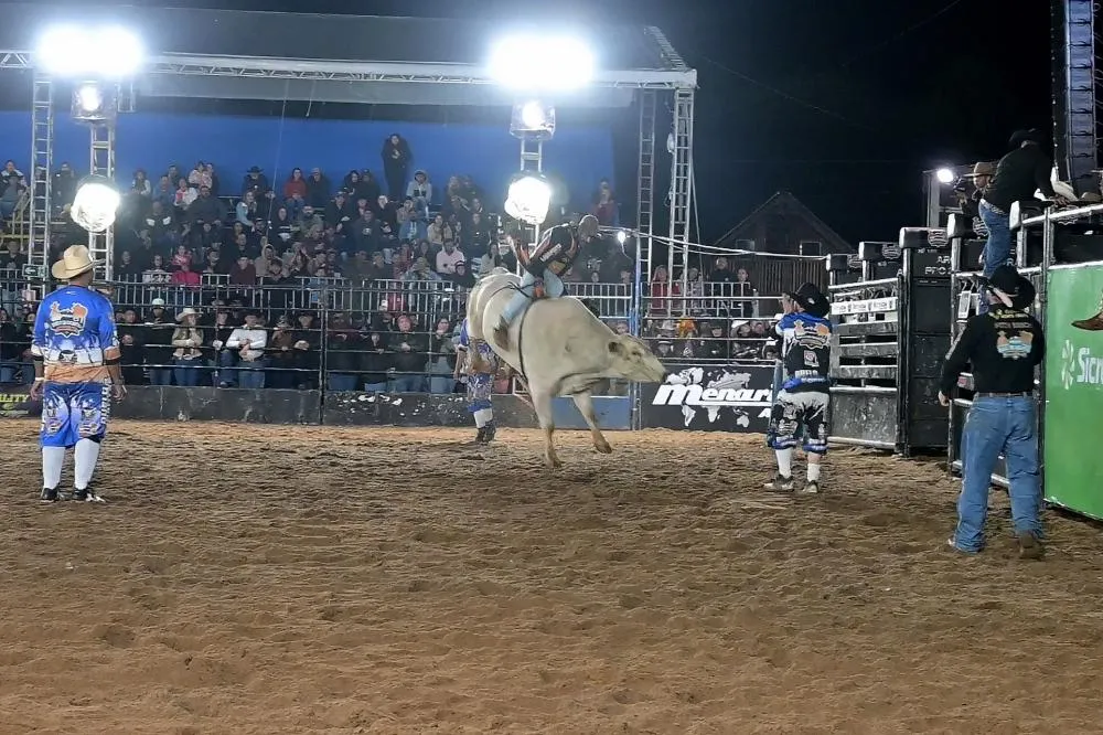 Arena lotada e emoção em cada montaria marcaram o 4º Piraí Rodeo Fest em Piraí do Sul. Foto Toninho Anhaia