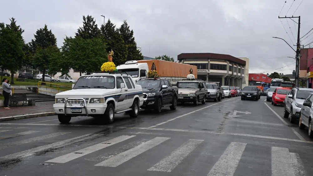 Motoristas e devotos participam da carreata e recebem bênção especial no Santuário de Nossa Senhora das Brotas, em Piraí do Sul. Foto Toninho Anhaia