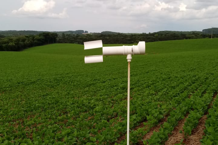 O equipamento é instalado em pontos estratégicos de propriedades rurais, denominadas Unidades de Referência, e detecta a presença de esporos do fungo Phakopsora pachyrhizi, responsável pela doença.