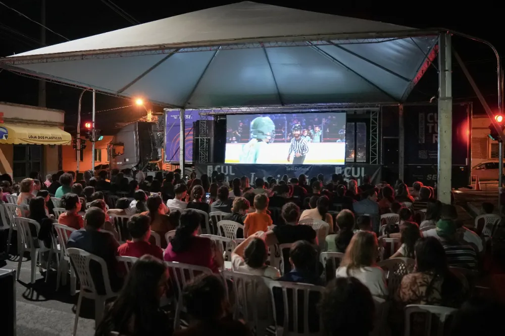 Cinema ao ar livre encanta famílias em Piraí do Sul com exibição de ‘Divertida Mente 2