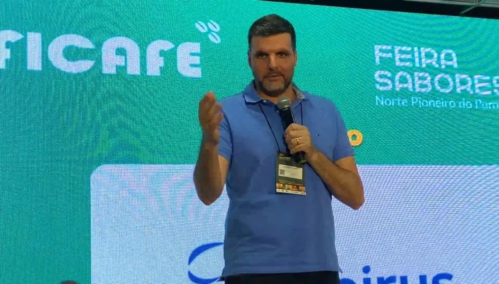 Lupion critica “ambientalismo ideológico” e cobra medidas contra crise do leite durante feira em Jacarezinho