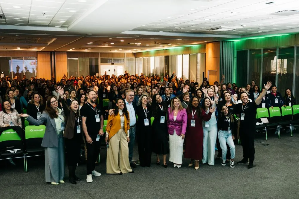 Summit Educação 2025: Sicredi reúne educadores em evento sobre educação e cooperação
