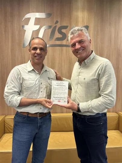Coordenador da Nestlé, João Araújo (esquerda), entrega reconhecimento ao presidente da Cooperativa Frísia, Geraldo Slob. Cred.: Cooperativa Frísia.