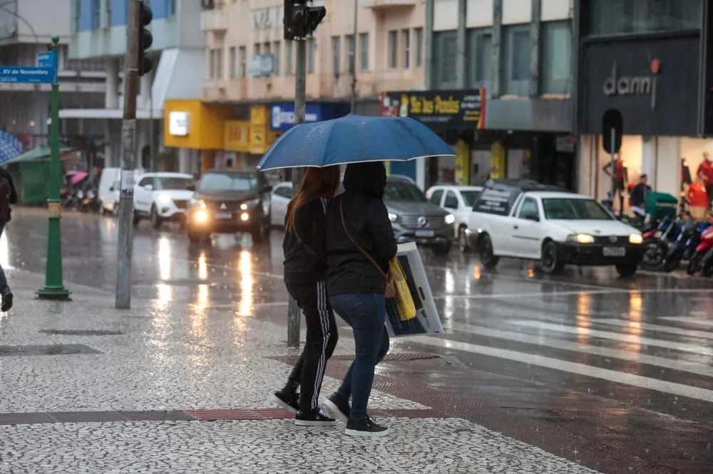 Frente fria e sistema de baixa pressão deixam a semana chuvosa no Paraná Foto: Geraldo Bubniak/AEN