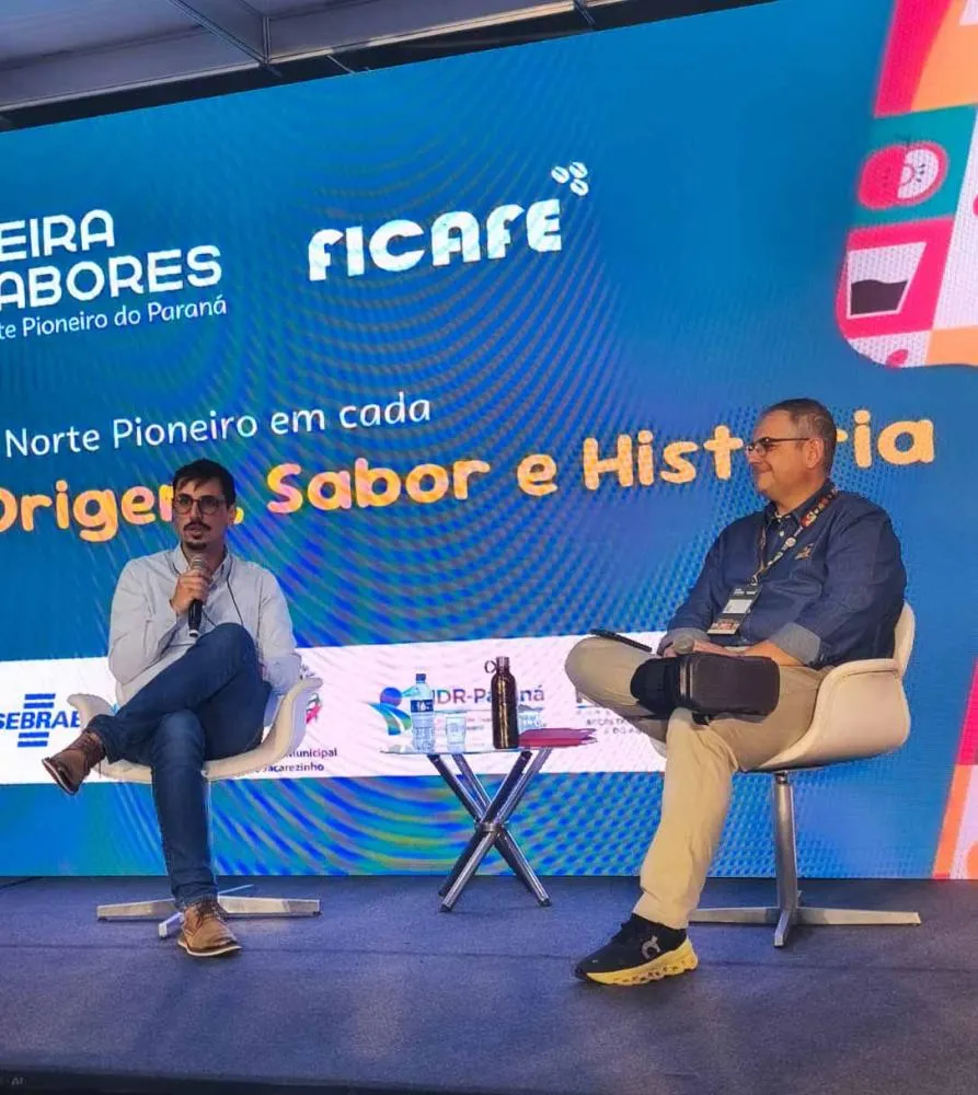  Painel sobre o manejo do cafe pós-colheita na Ficafé com o Coordenador de Café da Capal, Newton Openheimer, e o cafeicultor local Luiz Saldanha (Crédito: Elisabete Luciana de Paula)
