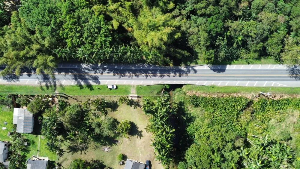 Fluxo de veículos ficará em “Pare e Siga” na PR-408, em Morretes. Foto EPR