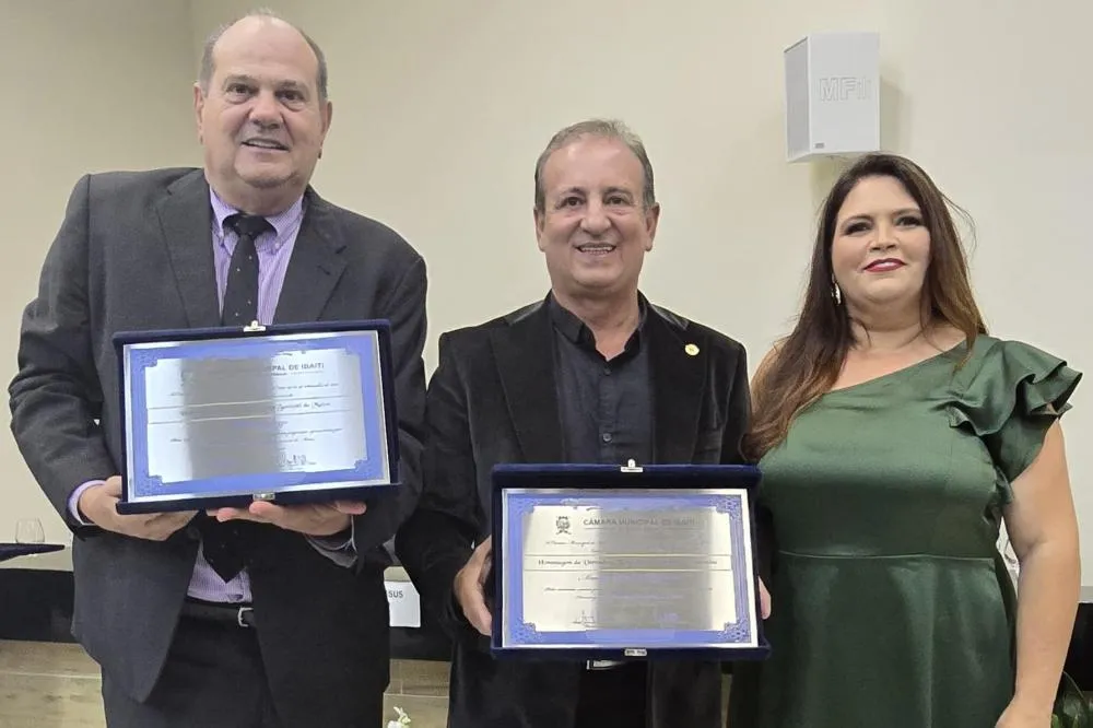 Prefeito Betão Regazzo, deputado Moacyr Fadel e vereadora Tânia Constantino durante a entrega do título