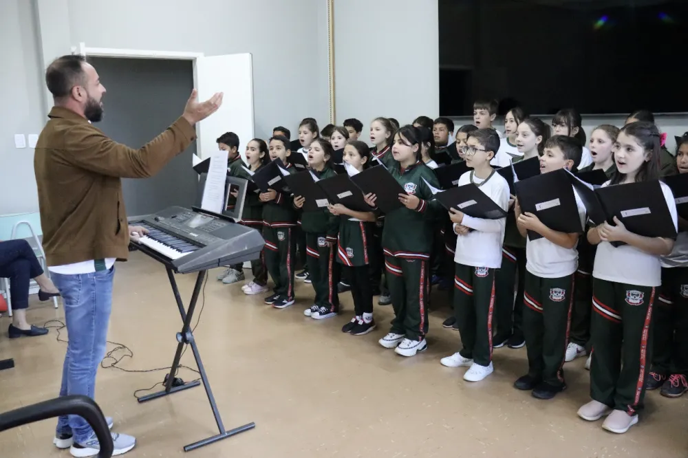Coral da Escola Maria Flora Scaramella Moreira encanta no Paço Municipal e se prepara para a abertura do Natal Encantado de Piraí do Sul