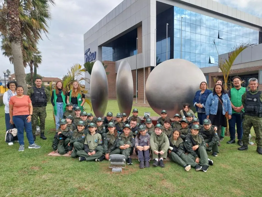 Iniciativa forma nova geração de multiplicadores ambientais e amplia vivências de estudantes com ações teóricas e visitas a instituições. Cred.: Caroline Seliger.