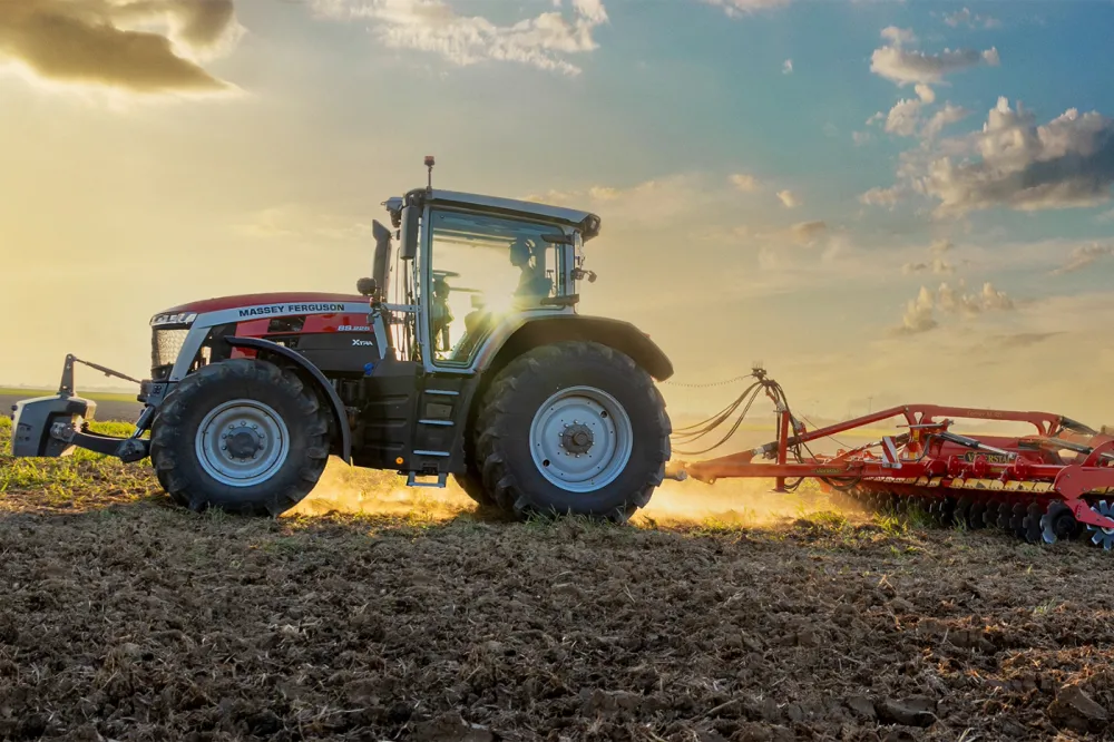 Trator MF 8S.305 Xtra. A Massey Ferguson, marca global da AGCO, tem o prazer de receber visitantes de todo o mundo no Pavilhão 20, estande A14, na feira Agritechnica 2025, que acontece de 9 a 15 de novembro, em Hannover, Alemanha.