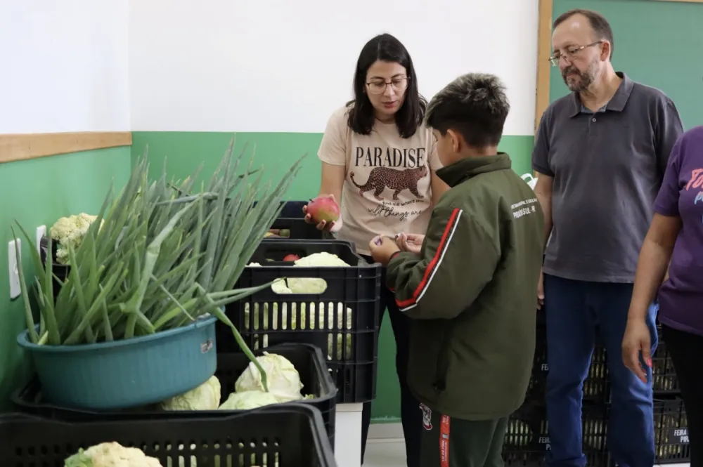 Feirinha Verde encerra o ano com ação educativa na Escola Municipal Maria Flora Scaramella Moreira
