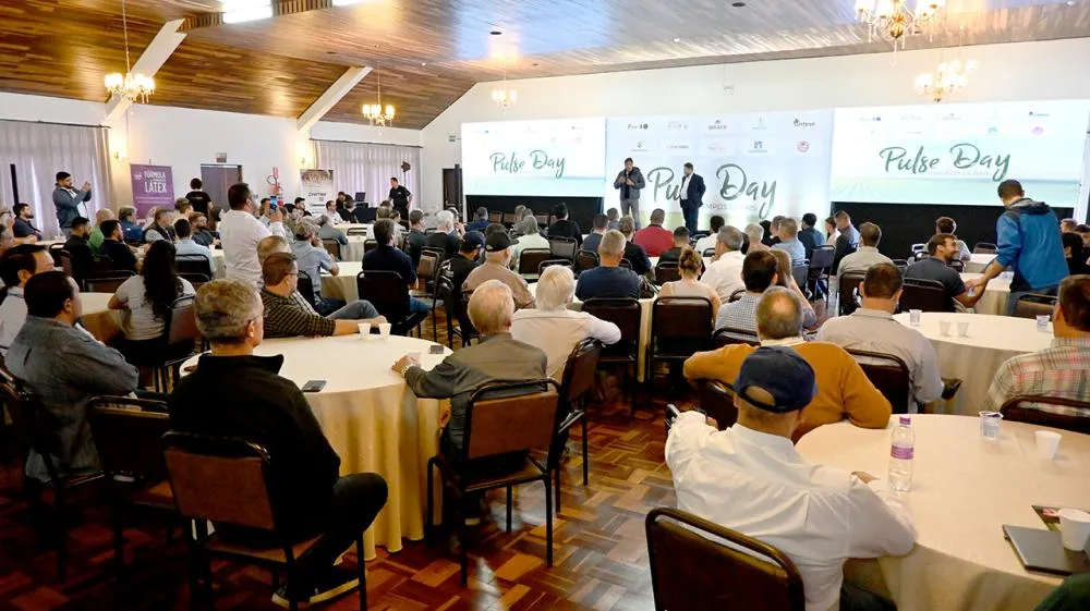 Produtores, pesquisadores e lideranças reunidos no Pulse Day Campos Gerais para debater consumo, mercado e novas cultivares de feijão. Foto Toninho Anhaia