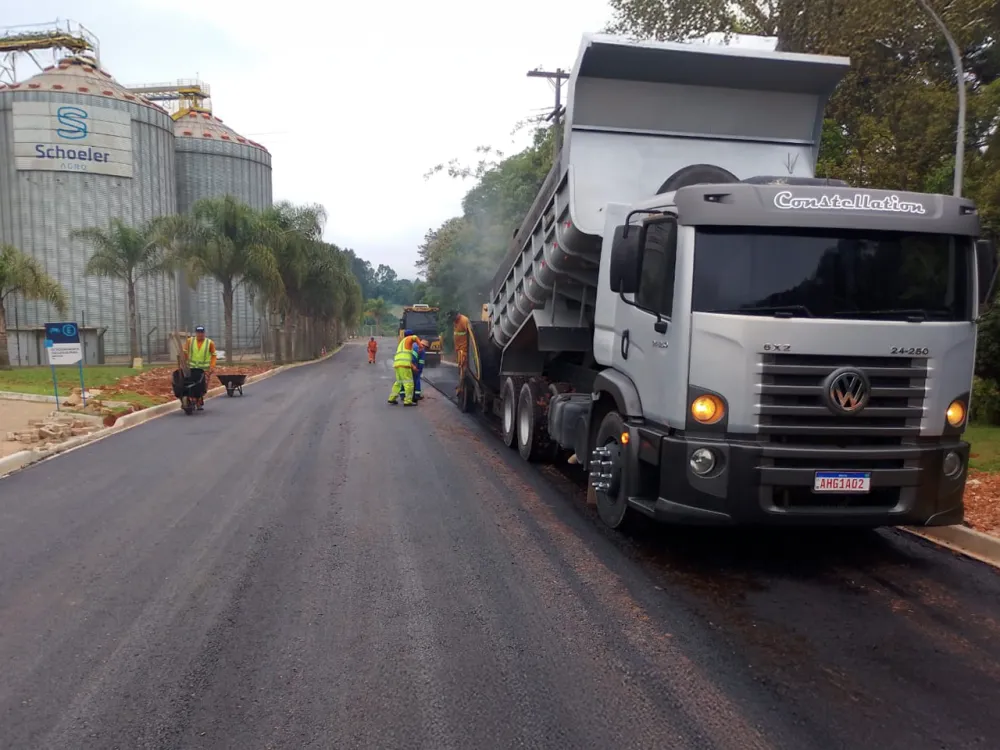 Prefeitura pavimenta o acesso às empresas Castrolanda, LeveCroc e Schoeller
