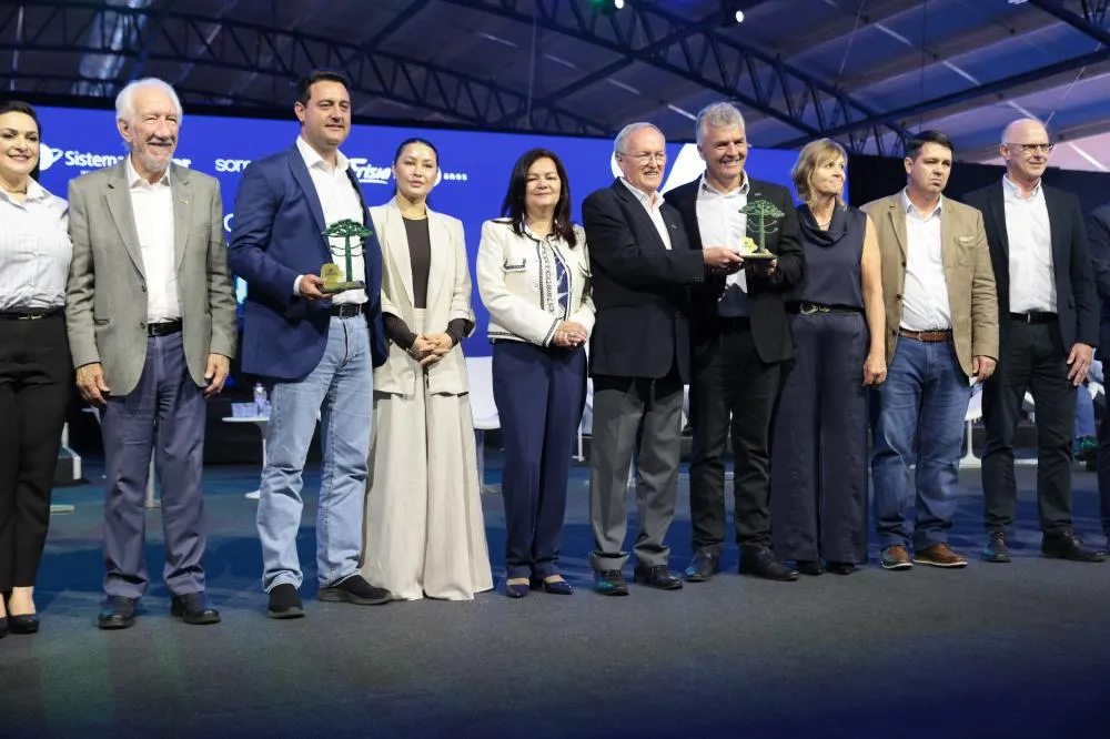 Ratinho Junior recebe Troféu Ocepar por contribuição ao cooperativismo paranaense Foto: Geraldo Bubniak/AEN