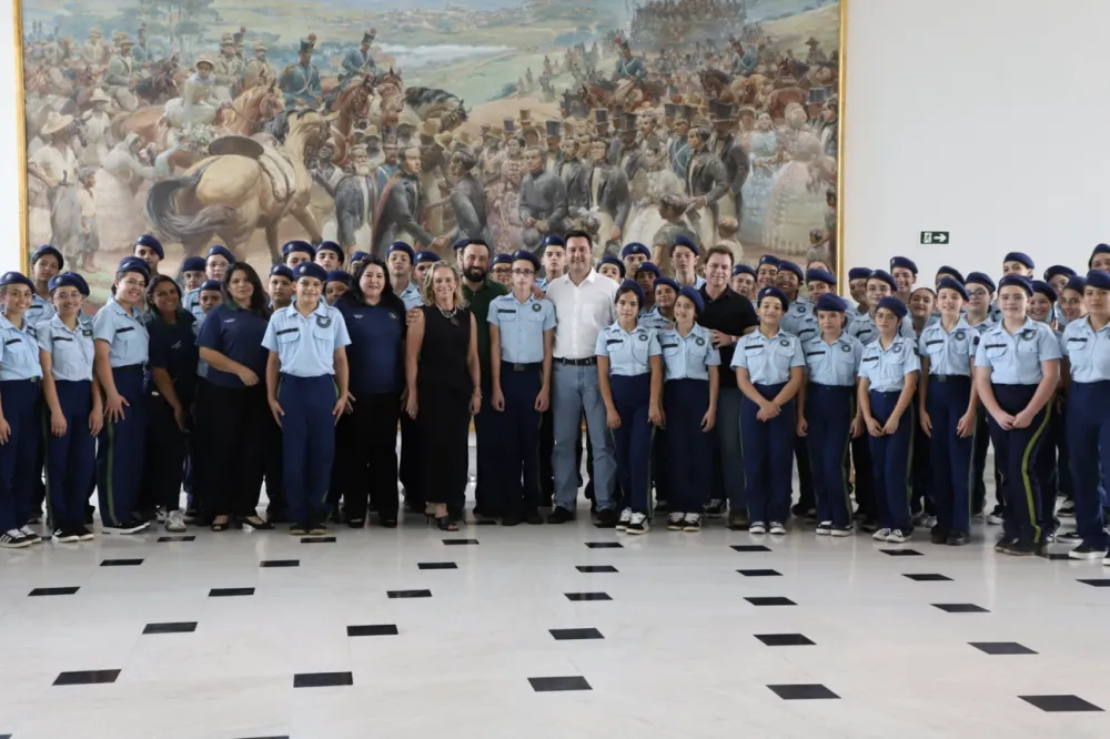 Governador Ratinho Junior convida Coral de Piraí do Sul para o Verão Maior Paraná após apresentação no Palácio Iguaçu