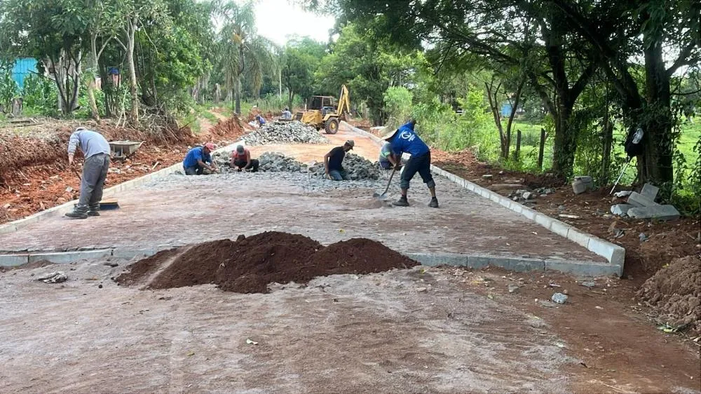 (Imagens: Divulgação/Daniel Calvo) Obra de pavimentação poliédrica avança na Avenida Dácio Leonel de Quadros