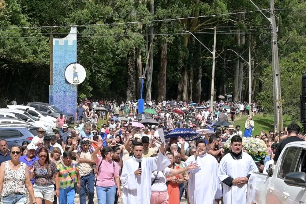 Fiéis percorrem 3,5 km em procissão durante a 145ª Festa de Nossa Senhora das Brotas, em Piraí do Sul. Fotos Toninho Anhaia