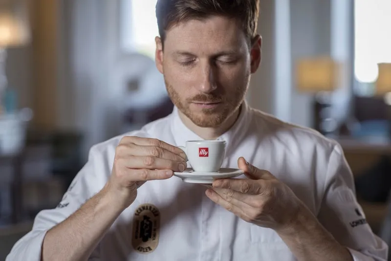 Johannes Nuding: Desde o primeiro gole do café illy, senti uma harmonia imediata: o mesmo cuidado e a mesma busca pela qualidade