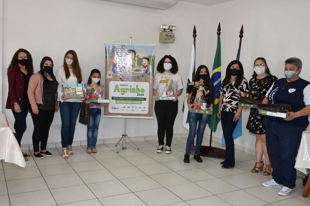 Os representantes do Senar da regional de Ponta Grossa, entregaram os prêmios dos vencedores do Programa Agrinho 2020, na sede do Sindicato Rural de Castro.