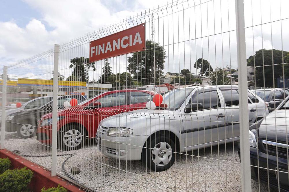 Sob a responsabilidade do Detran-PR, o Estado ficará com 100% da arrecadação, descontando apenas os custos operacionais. No modelo atual, o serviço é realizado por 14 empresas credenciadas que repassam apenas 25% para a administração pública. Ou seja, R$ 