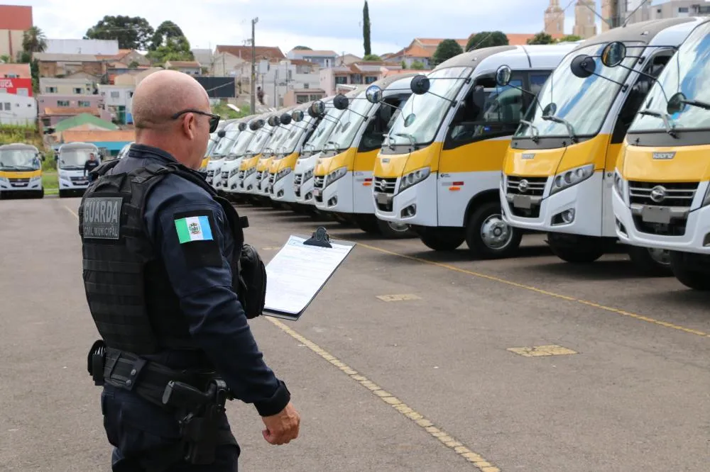 Ônibus e vans são fiscalizados para a volta às aulas. Divulgação/Daniel Calvo