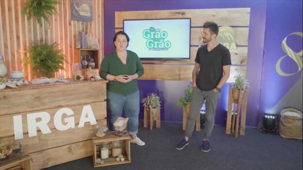 Os apresentadores Lela Zaniol e Diogo Carvalho da multiplataforma Destemperados