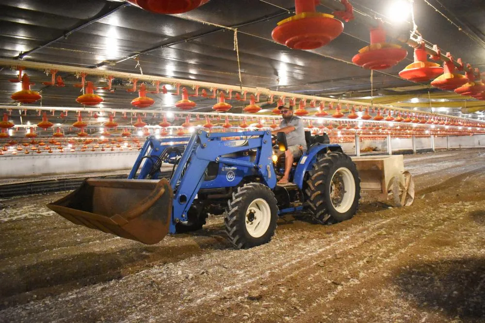 Tratores elevam a eficiência no manejo da avicultura