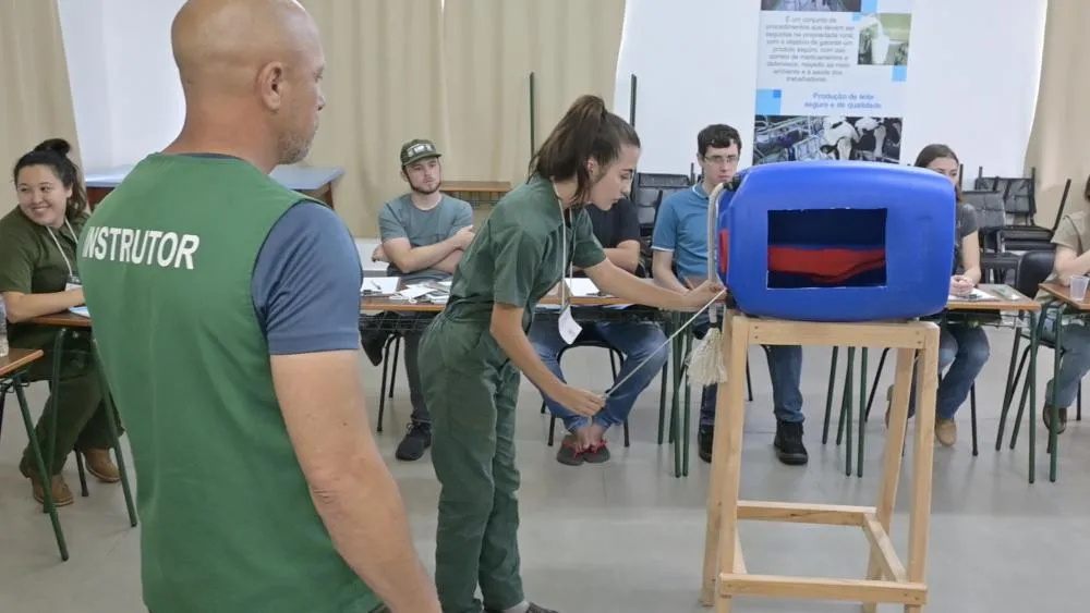 Curso de inseminação artificial do CTP alia qualificação técnica, prática supervisionada e bem-estar animal na pecuária de leite. Crédito da Foto Toninho Anhaia