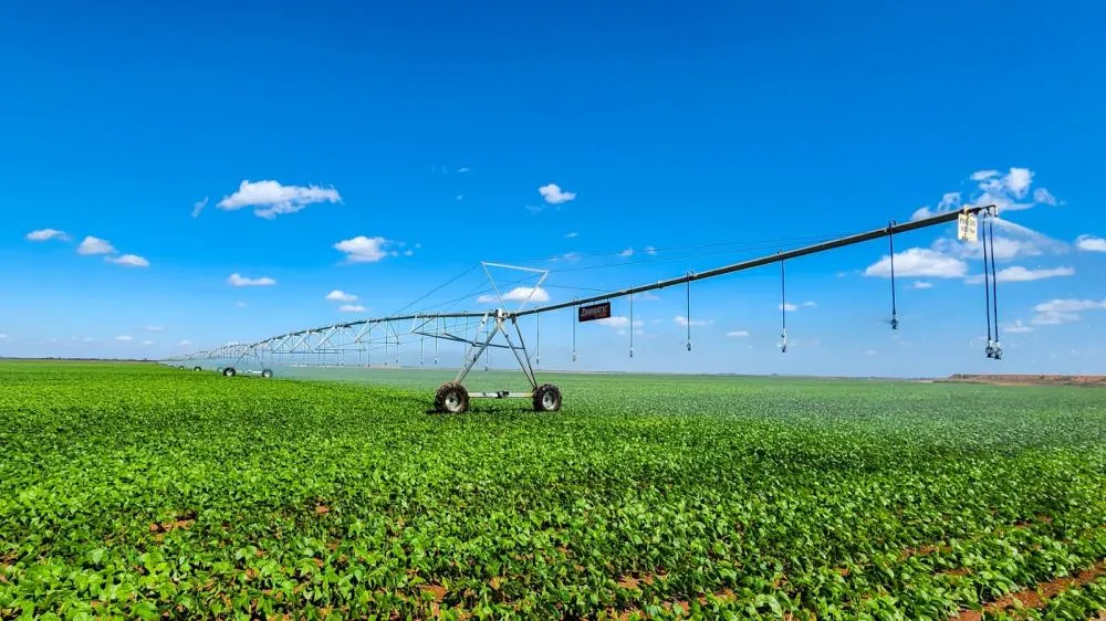 Brasil tem potencial irrigável de até 55 milhões de hectares; com água e nutrientes na medida exata e no momento certo, fertirrigação ajuda a aumentar produtividade nas lavouras. fotos Freepik